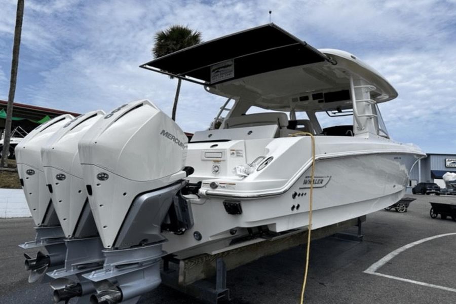 2021 Boston Whaler 350 Realm