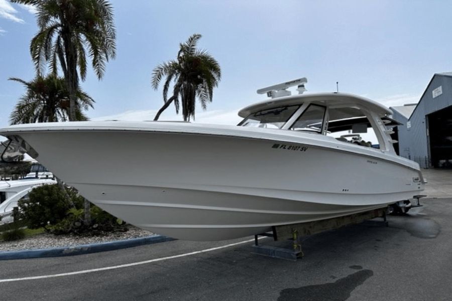 2021 Boston Whaler 350 Realm