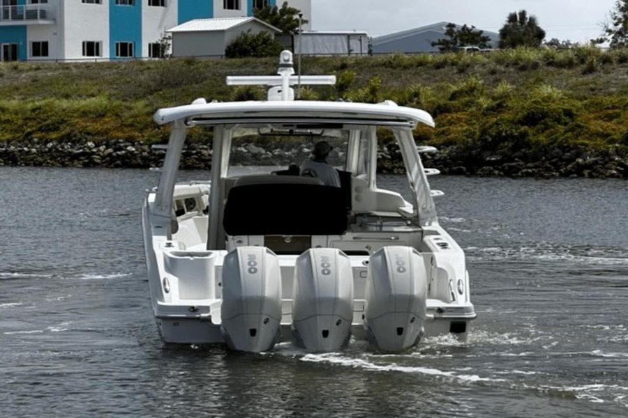 2021 Boston Whaler 350 Realm