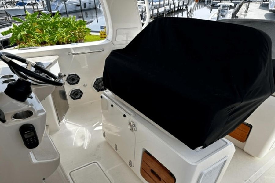 2021 Boston Whaler 350 Realm