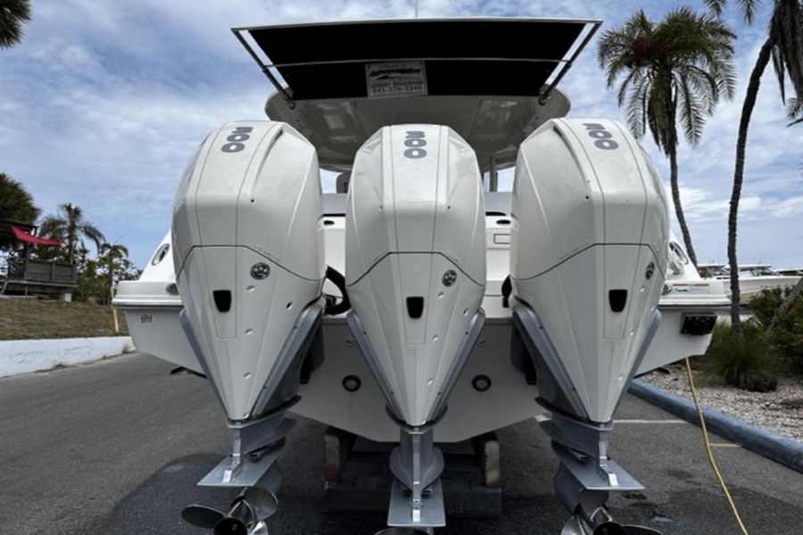 2021 Boston Whaler 350 Realm