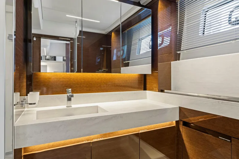 Lions Pride Yacht Photos Pics 