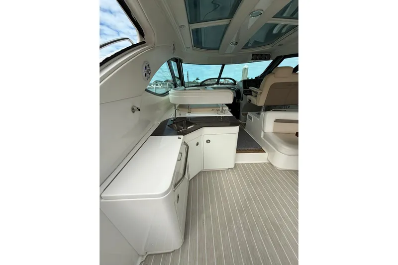  Yacht Photos Pics Interior of 2014 Sea Ray 470 Sundancer yacht with sleek design and modern amenities.