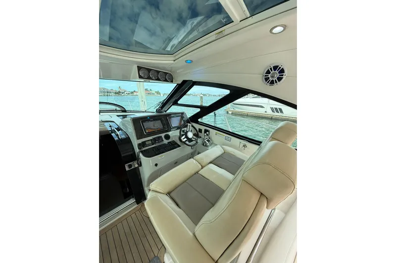  Yacht Photos Pics 2014 Sea Ray 470 Sundancer helm with modern controls and luxurious seating.