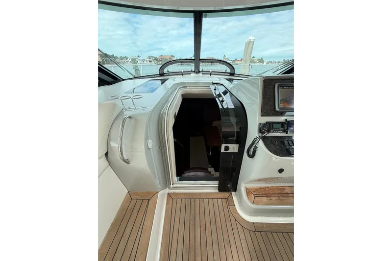  Yacht Photos Pics 2014 Sea Ray 470 Sundancer yacht interior with wooden flooring and navigation equipment.