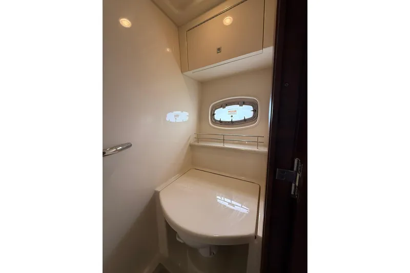  Yacht Photos Pics 2014 Sea Ray 470 Sundancer bathroom with compact design and porthole window.