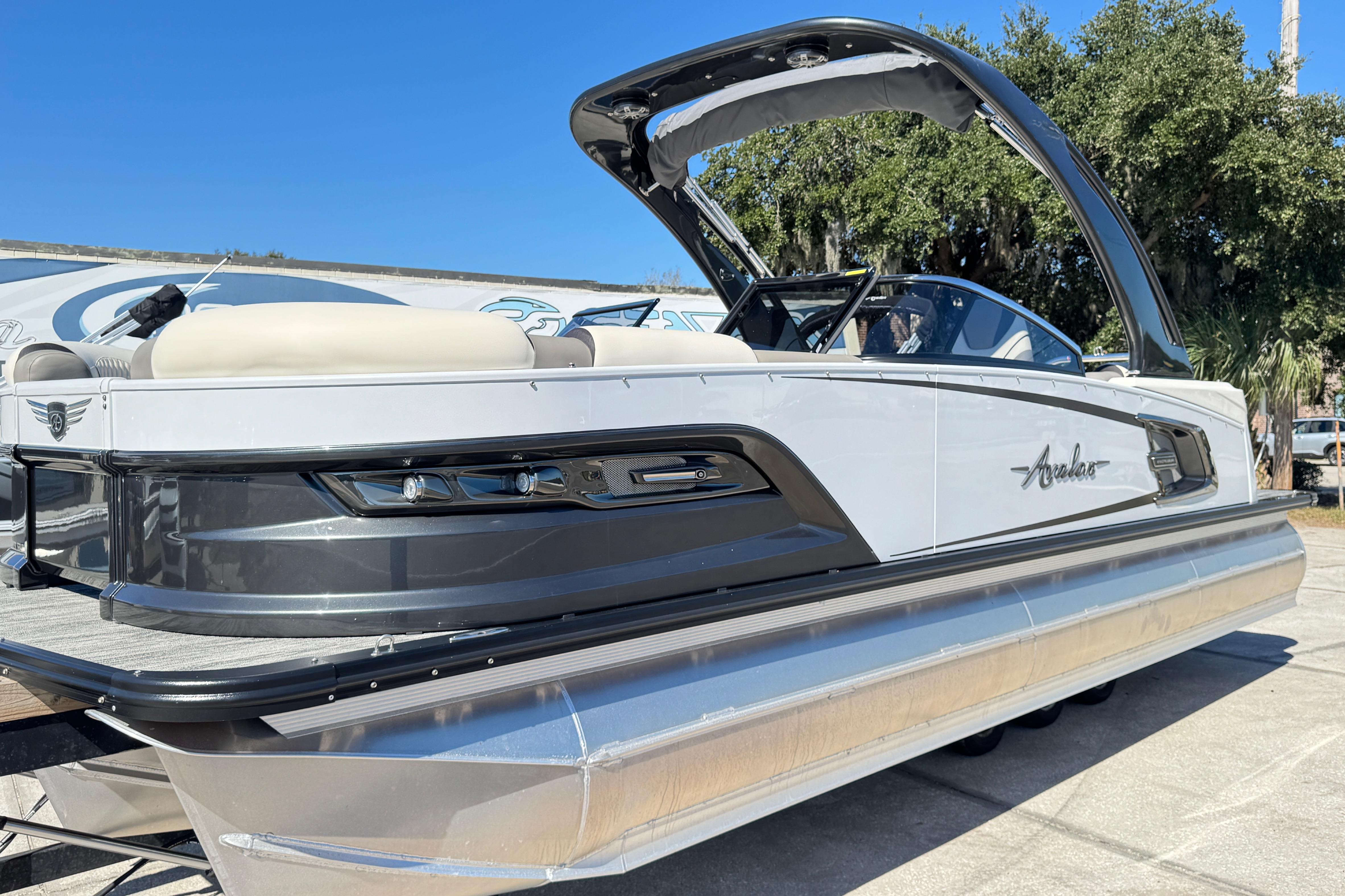 Avalon Excalibur Quad Lounge Windshield