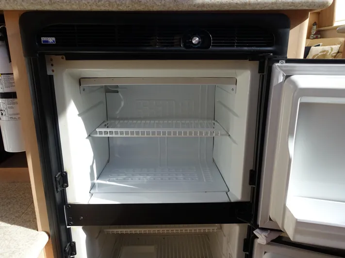  Yacht Photos Pics Empty refrigerator inside 2000 Carver 406 Aft Cabin Motor Yacht.