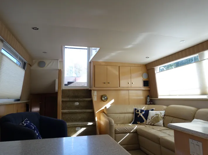  Yacht Photos Pics Interior of 2000 Carver 406 Aft Cabin Motor Yacht, featuring cozy seating and natural light.