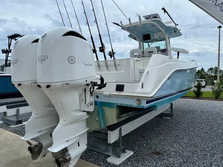  Yacht Photos Pics 2008 Everglades 320CC boat with twin Yamaha engines on display.