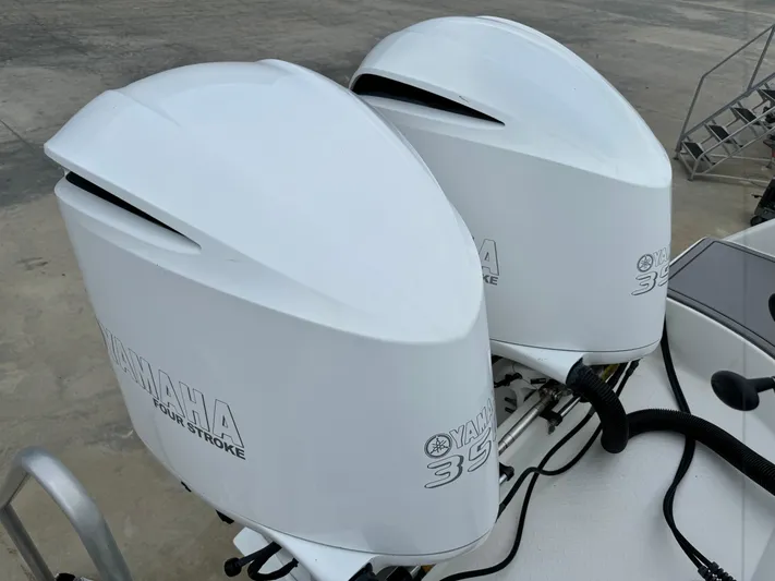  Yacht Photos Pics Twin Yamaha outboard engines on a 2008 Everglades 320CC boat.