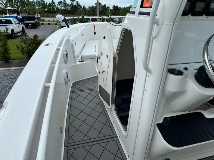  Yacht Photos Pics 2008 Everglades 320CC boat interior with sleek design and spacious deck.