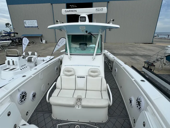  Yacht Photos Pics 2008 Everglades 320CC boat with white seating and Garmin equipment at a marina.