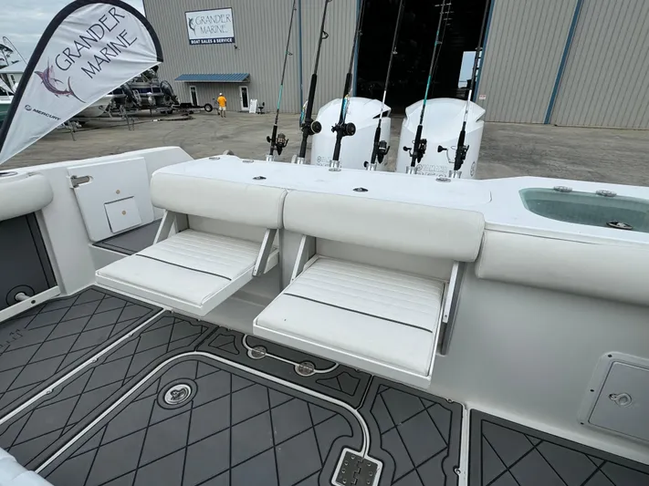  Yacht Photos Pics 2008 Everglades 320CC boat with foldable seats and fishing rods at Grander Marine.