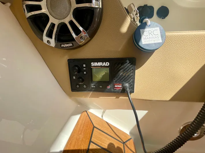 Honey Yacht Photos Pics Simrad marine electronics and Fusion speaker on 2019 Sea Ray SLX 310 boat.