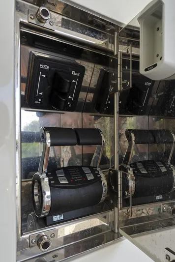 Knot @ Work Yacht Photos Pics Control panel of 2021 Monte Carlo Yachts MCY 76 Skylounge.