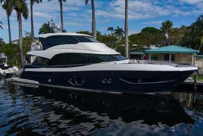 Monte Carlo Yachts MCY 76 Skylounge