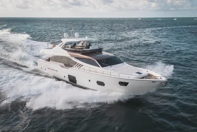 Ferretti Yachts 870
