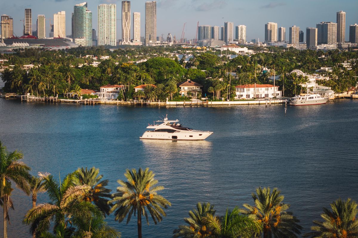 2014 Ferretti Yachts 87 