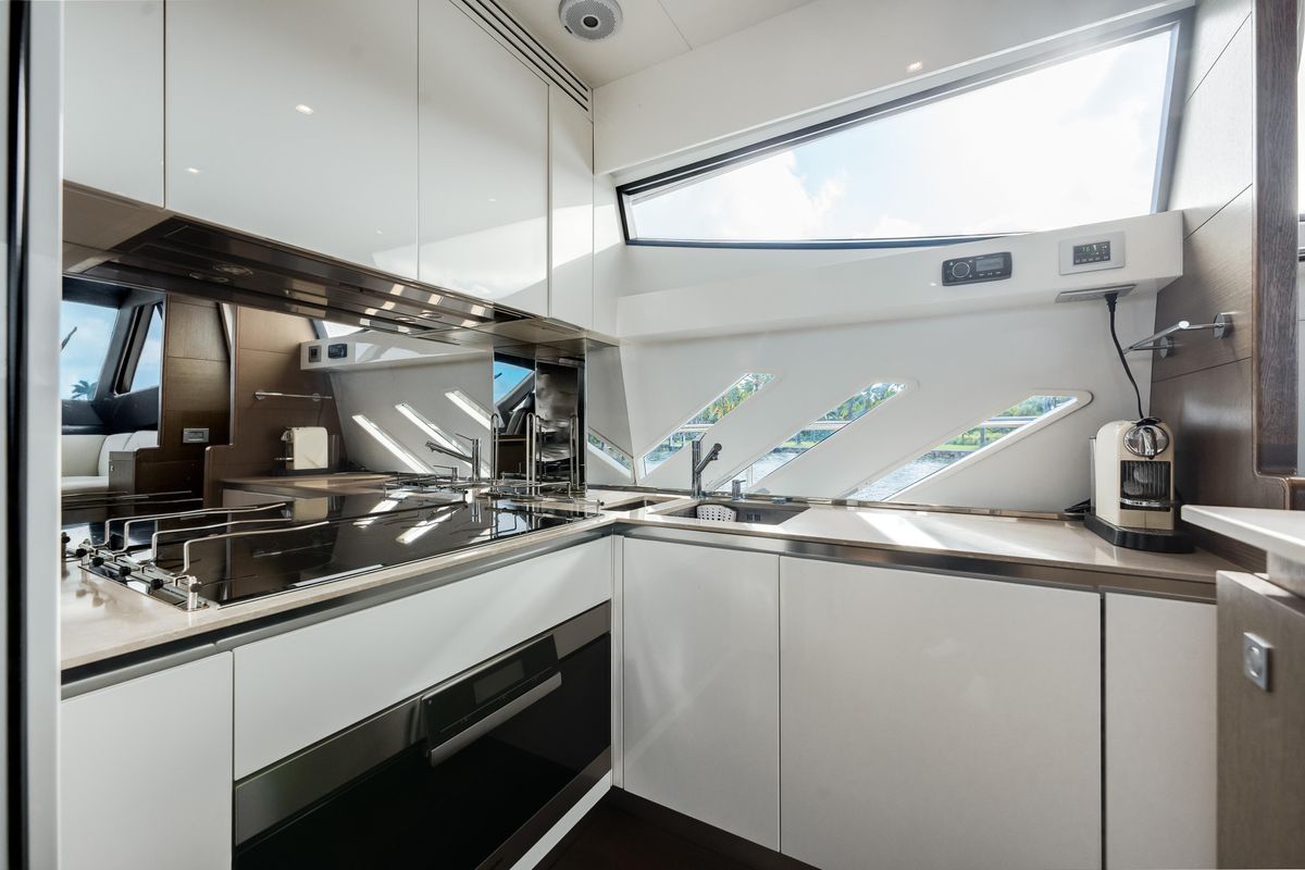 2014 Ferretti Yachts 87 