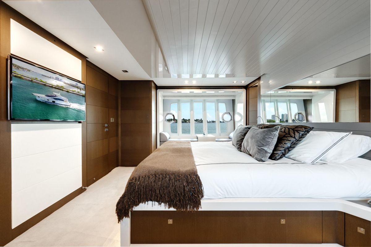 2014 Ferretti Yachts 87 
