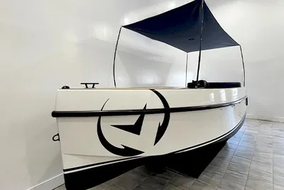 Vision Marine Technologies Volt 180