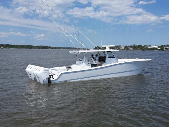  Yacht Photos Pics 2024 Freeman 43 boat on water, featuring sleek design and powerful engines.