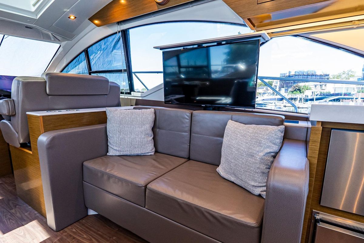 2019 Cruisers Yachts 54 