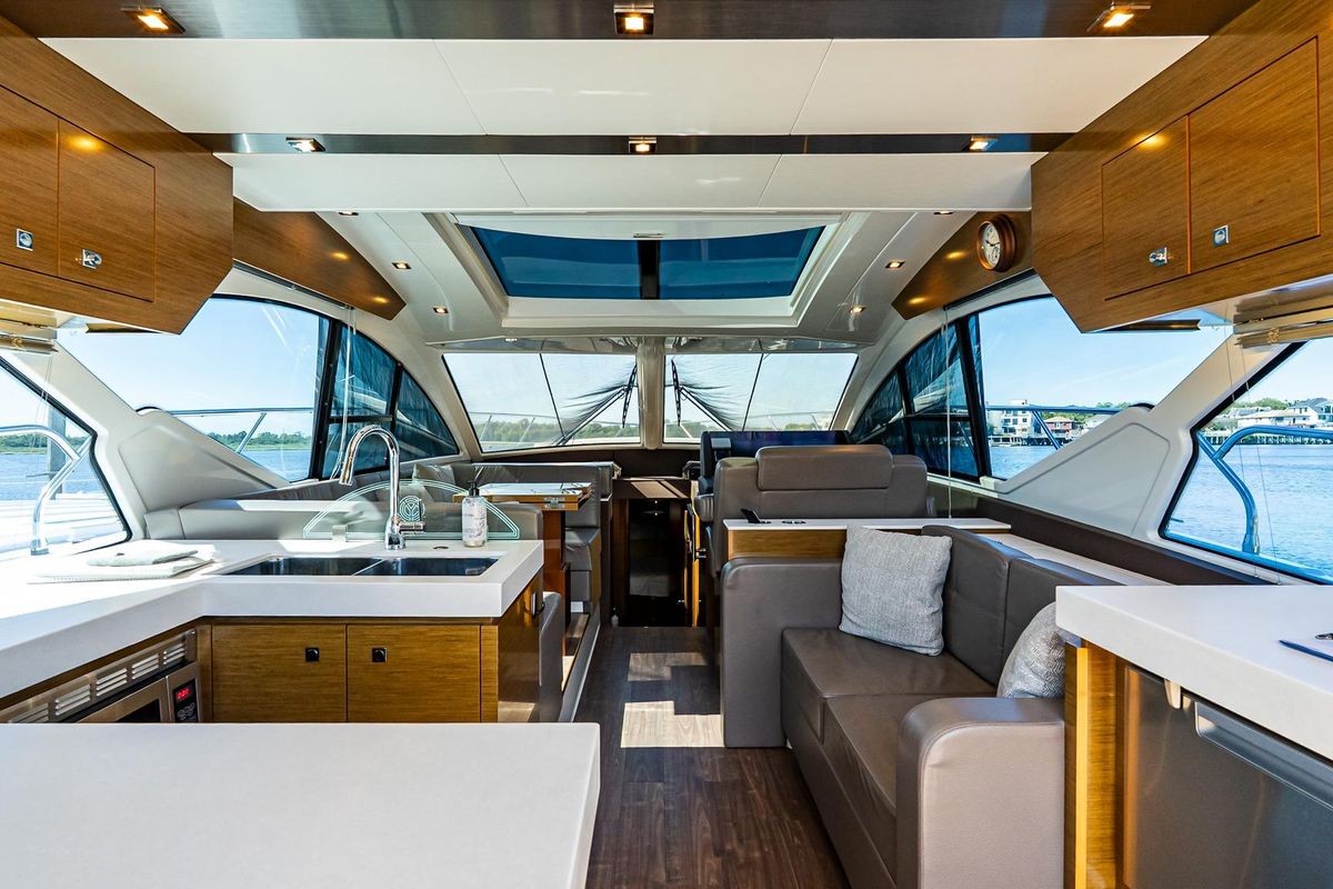 2019 Cruisers Yachts 54 
