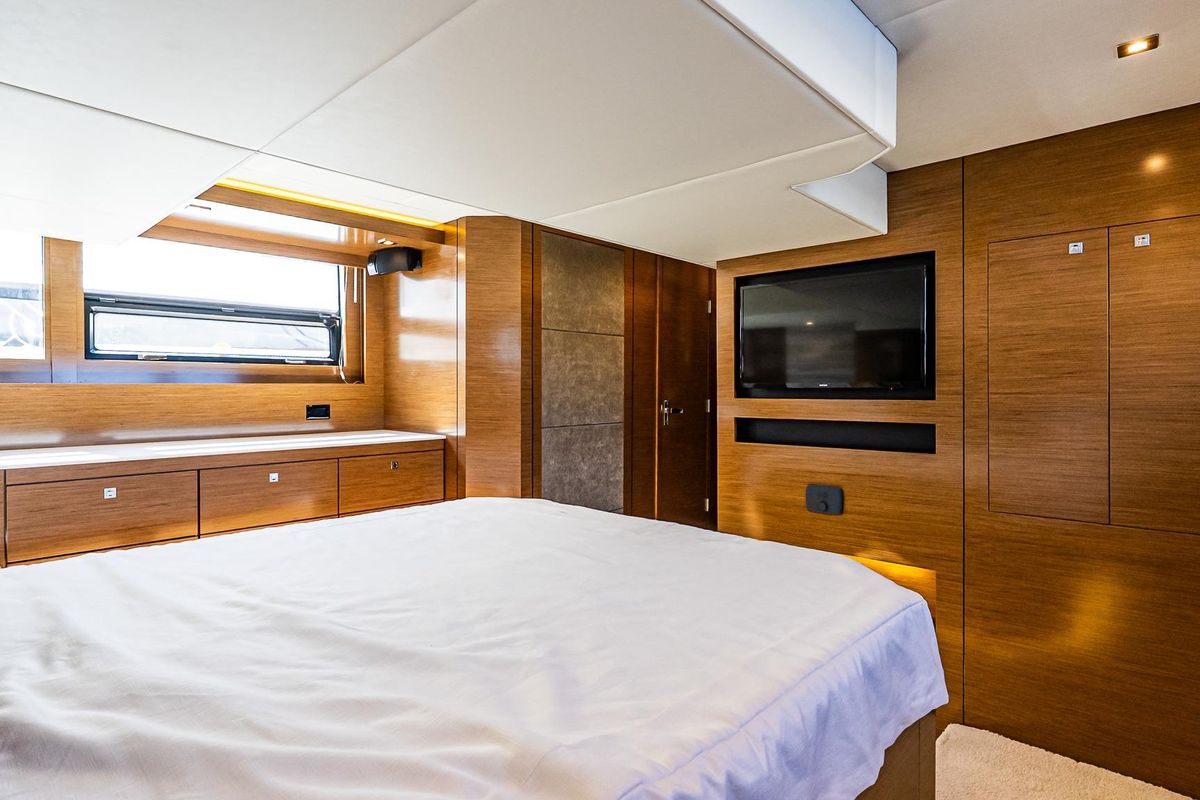 2019 Cruisers Yachts 54 