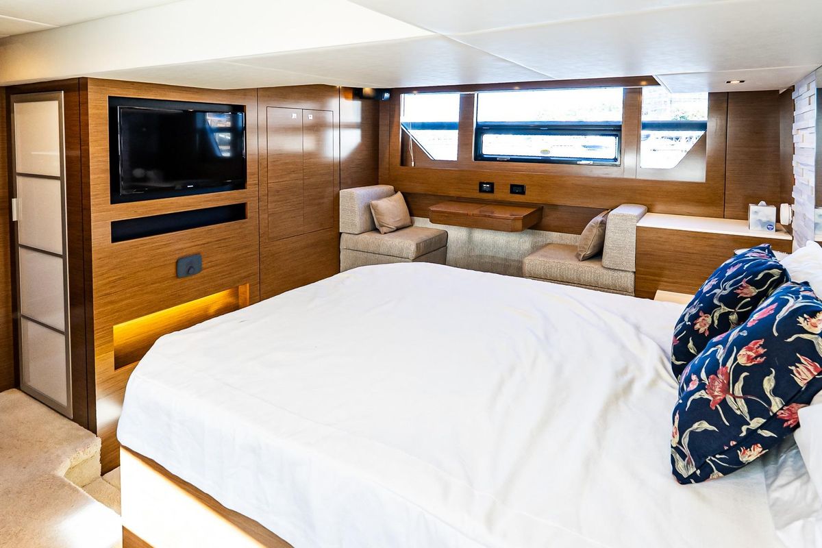 2019 Cruisers Yachts 54 