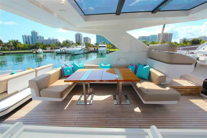 Chitochi Yacht Photos Pics CHITOCHI 108'  32m Custom Line-Fly Bridge Dinette