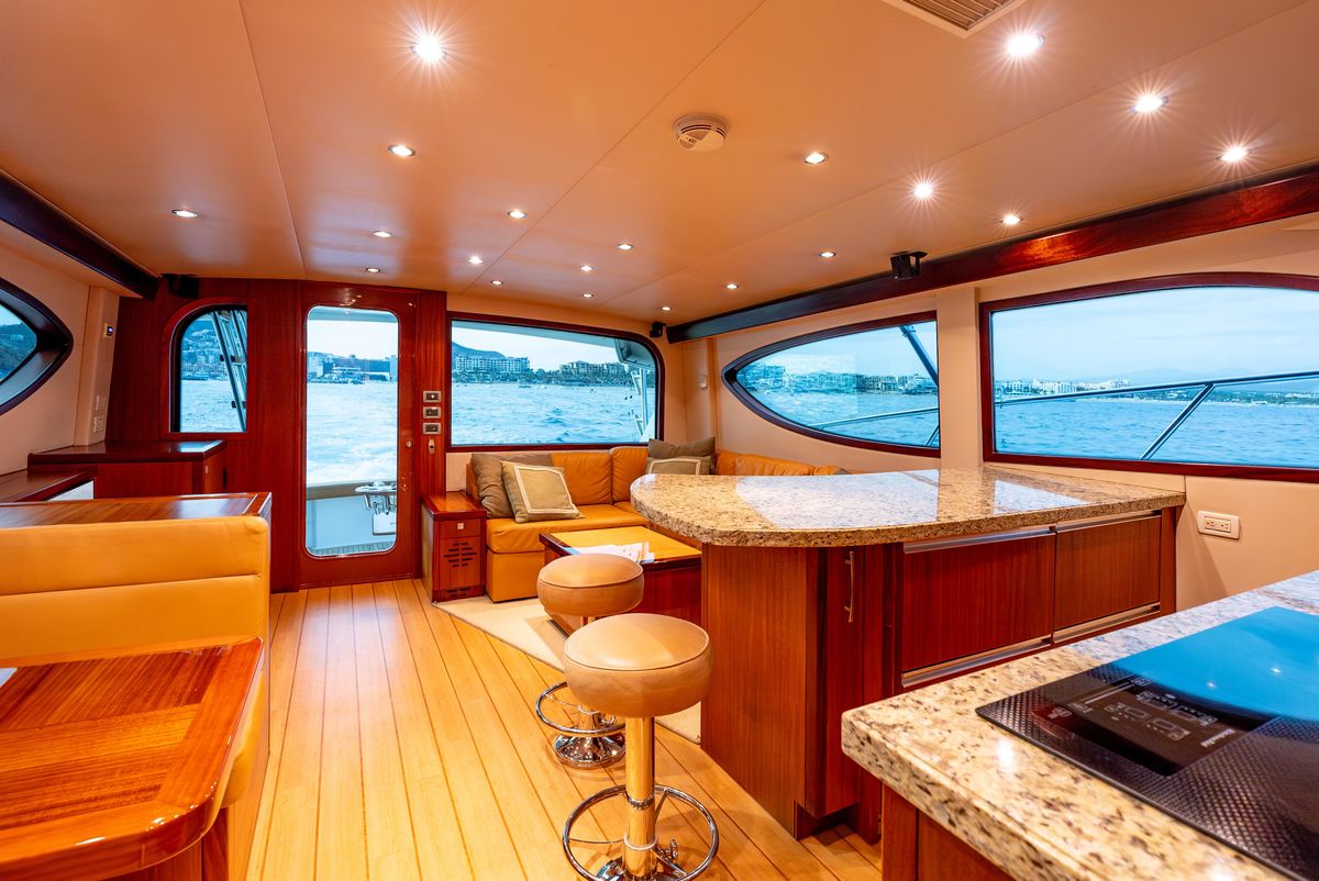 2010 Hatteras 60 
