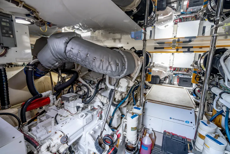 Baja Vida Yacht Photos Pics Engine room of 2010 Hatteras 60 Convertible yacht, showcasing machinery and equipment.