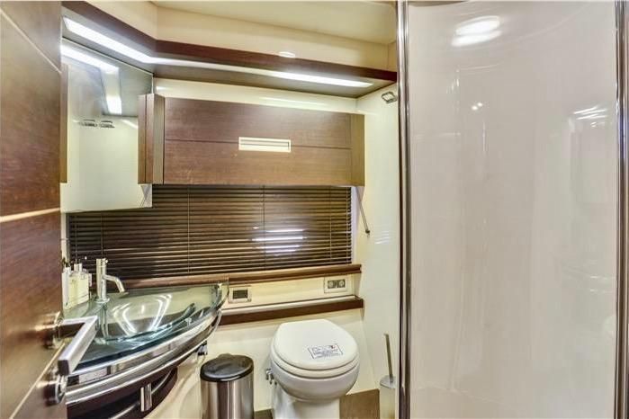 2007 Azimut 68 