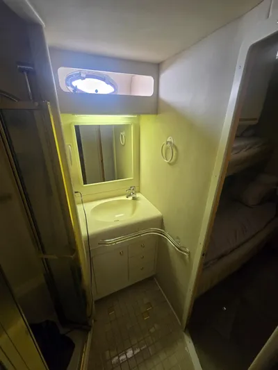 Michael B Yacht Photos Pics 1998 Sea Ray 500 Sundancer bathroom with sink, mirror, and shower.