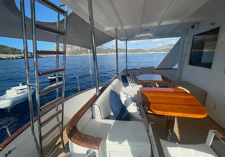 Bochinche Yacht Photos Pics Luxurious 2006 Grand Alaskan 65 Flush Deck yacht with elegant seating and ocean view.