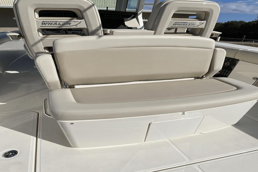 2022 Boston Whaler 330 Outrage
