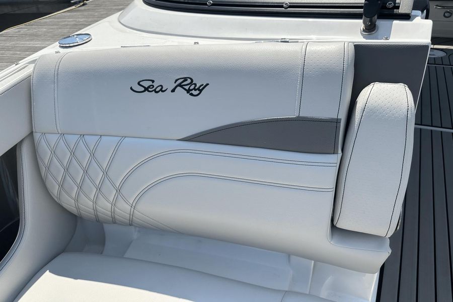 2023 Sea Ray 260 SLX OUTBOARD