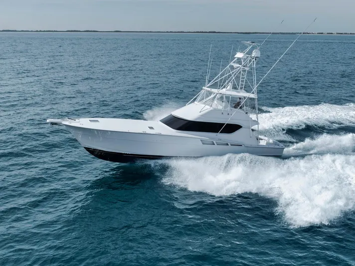 Scales Of Justice Yacht Photos Pics 1999 Hatteras 60 Convertible yacht cruising on open water.