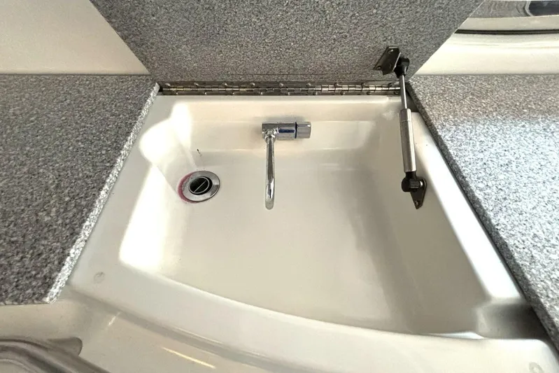  Yacht Photos Pics Sink with faucet in 2006 Formula 400 Super Sport Crossover boat.