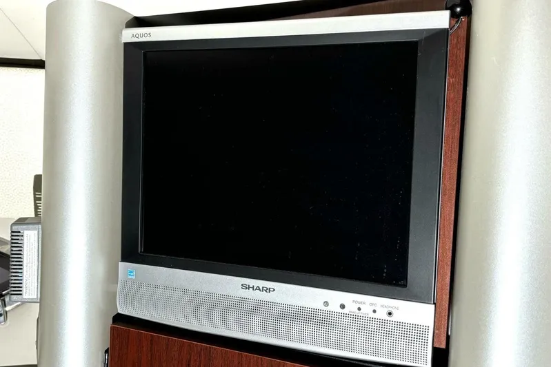  Yacht Photos Pics Sharp Aquos TV on a Formula 400 Super Sport Crossover, 2006 model.