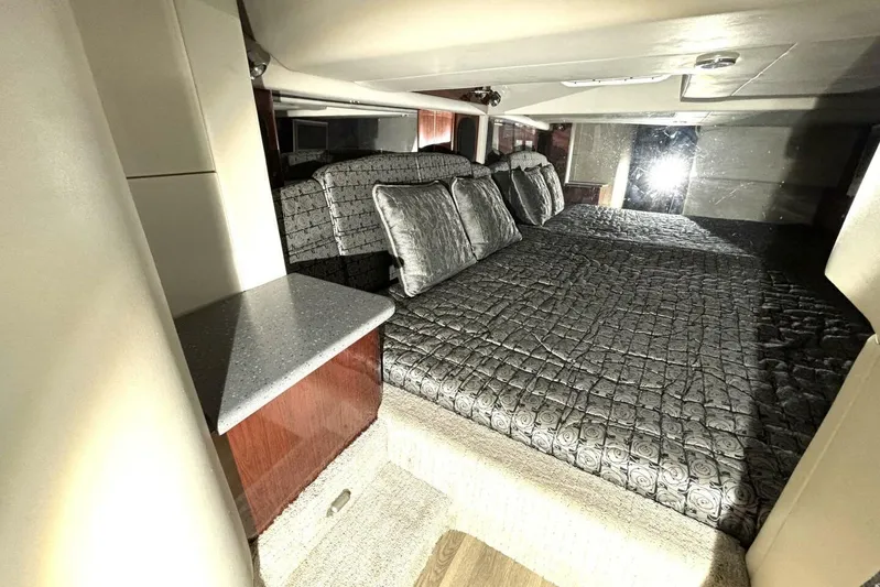  Yacht Photos Pics Interior cabin of 2006 Formula 400 Super Sport Crossover with luxurious bedding and modern design.
