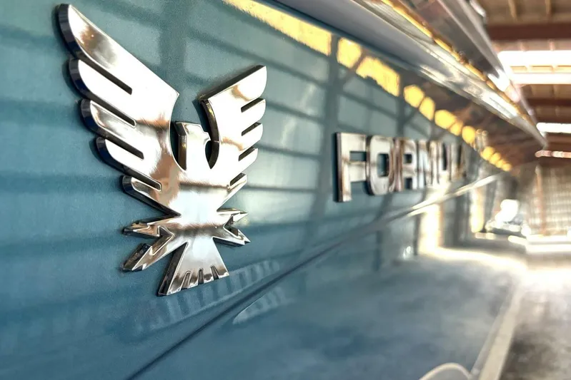  Yacht Photos Pics 2006 Formula 400 Super Sport Crossover boat emblem in a sunlit setting.