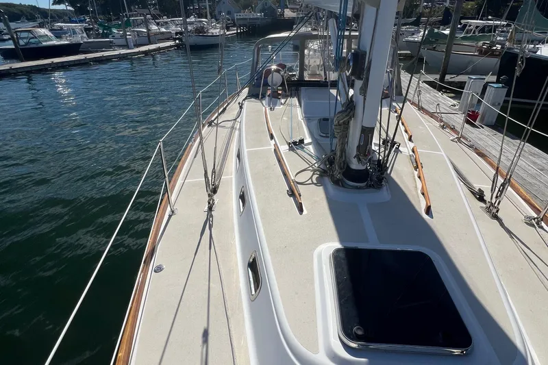  Yacht Photos Pics Sailboat deck view of 2003 Tartan 4100 at marina.