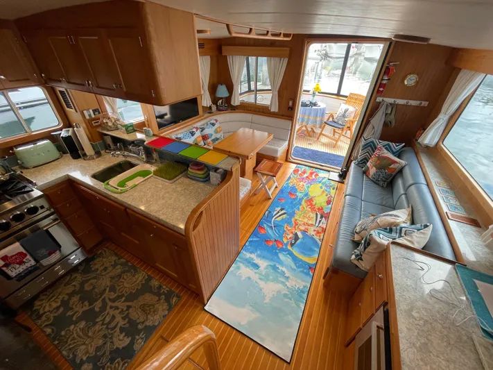 Sherlock Holmes Yacht Photos Pics Interior of 2016 Kadey-Krogen 44E yacht with cozy seating and vibrant decor.