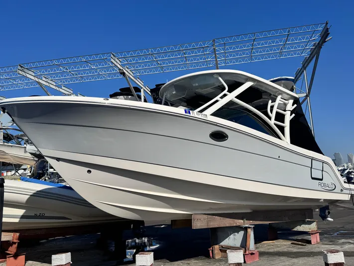  Yacht Photos Pics 2021 Robalo R317 Dual Console boat on display, elevated on supports.