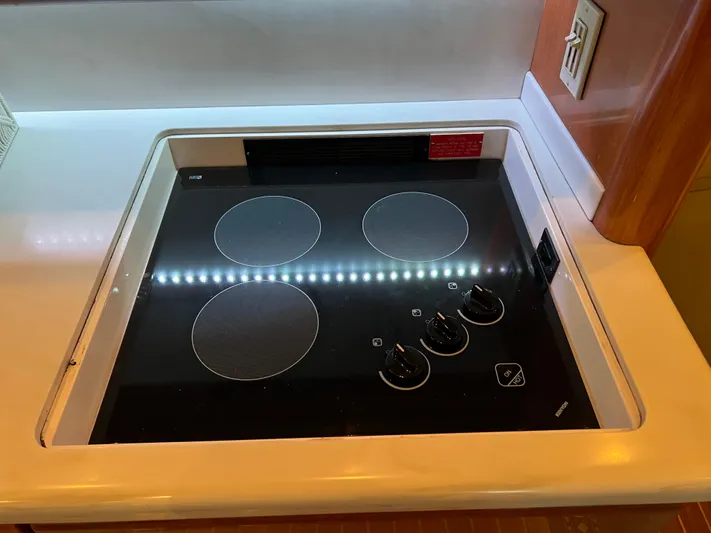 Todo Bien Yacht Photos Pics Built-in electric stovetop on 2000 Viking 58 Enclosed Bridge yacht kitchen.