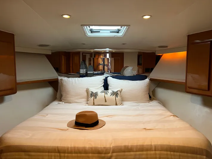 Todo Bien Yacht Photos Pics Luxurious bedroom interior of 2000 Viking 58 Enclosed Bridge yacht with cozy bedding.