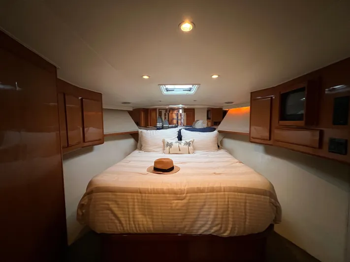 Todo Bien Yacht Photos Pics Luxurious bedroom interior of 2000 Viking 58 Enclosed Bridge yacht with cozy bed and hat.